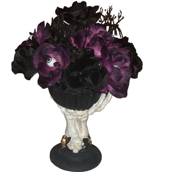 A beautiful twist to Halloween or any occasion skeleton hand - Picture 3 of 3